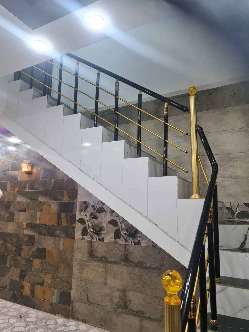 مشتمل مساحة ١٠٠م حي النداء شارع ٣٠ رقم العقار ٥٨٦٢٠ طالع منه محل طابق واحد، البيت والمحل مؤجرات ٤٠٠ الف صار خمس سنوات مستمر هم يخابروك على الايجار شرط 
للبيع اتصال ***********
