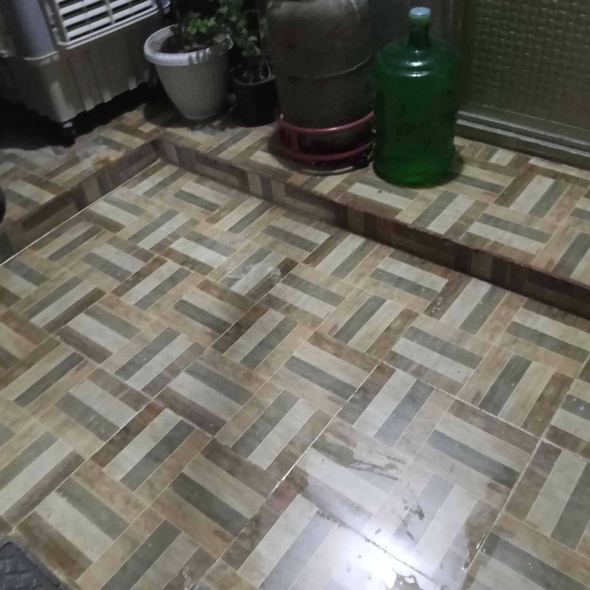 بسم الله .للبيع بيت ميه متر.وجه 5نزال20.يحتوي على استقبال وحولي ومطبخ حار و3غرف نوم و3حمامات وصحيات خارجيه .البيت بناء حديث عالي عن الشارع .بناء2023 . منطقة ال12 قرب مصور النرجس للستفسار واتساب ***********
