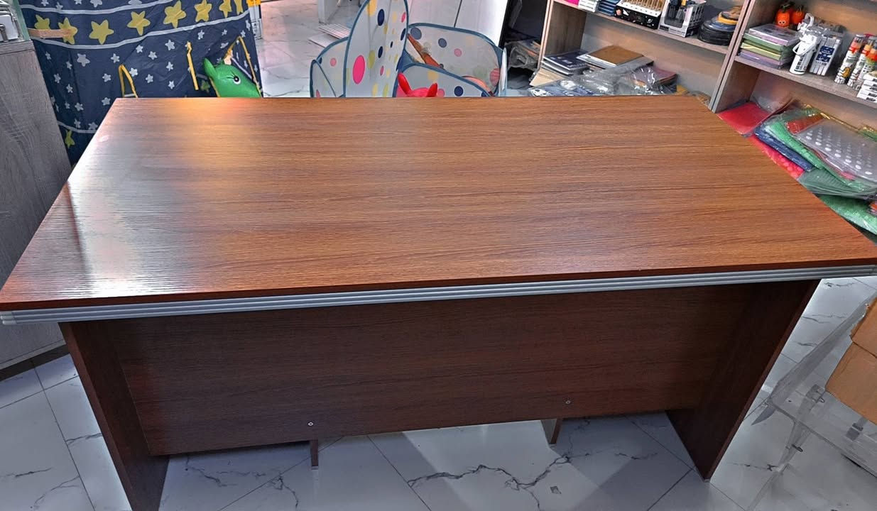 ميز مكتبي • نضيف ١٠٠٪ • ١٣٠×٧٠