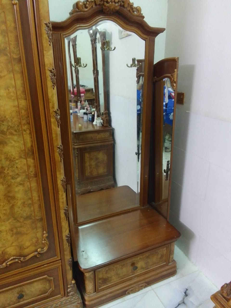 تخم اثاث غرفه نوم نضيف 7قطع السعر مناسب جداً عنوان كركوك ***********
