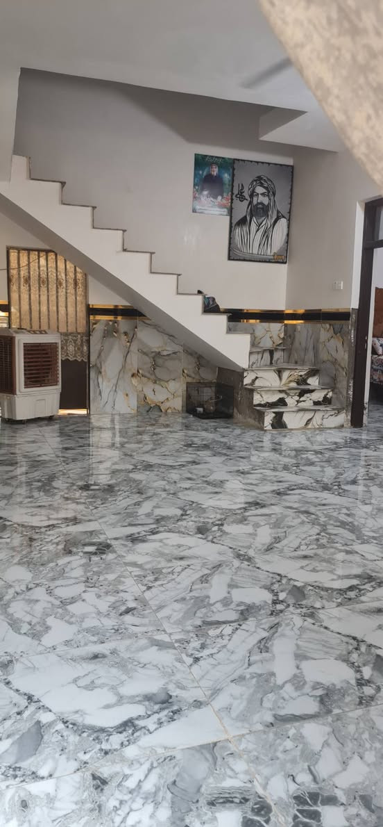 دار للبيع المساحه 190 متر غرفين وصاله ومطبخ وستقبال بناء درجه اولى صب وطابوق على شارع تبليط عشرين متر ركن قرب شارع المطار السايدين السعر 95     ***********
