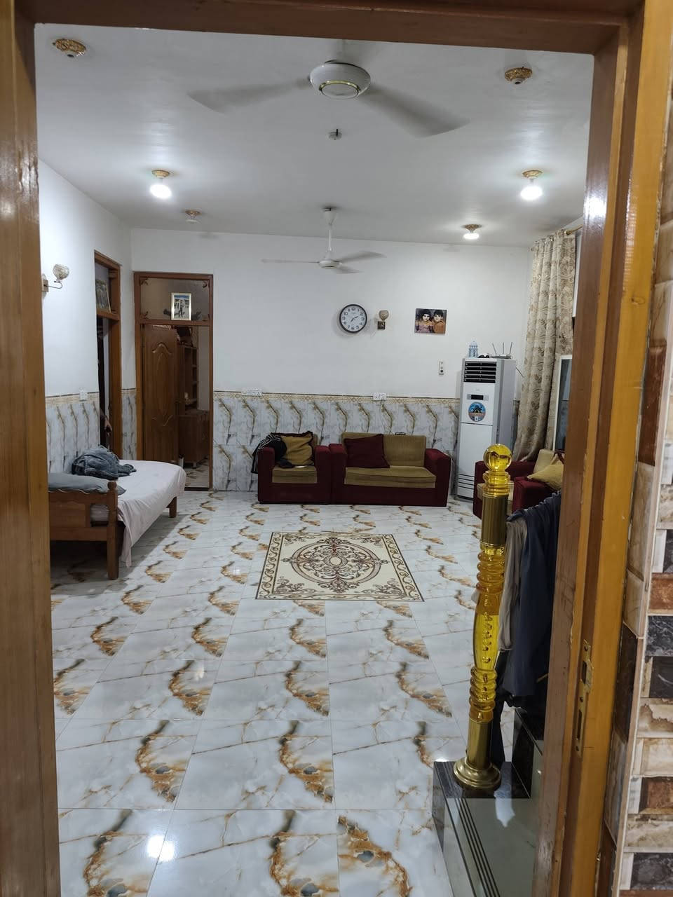 دار للبيع مساحة ٣٠٠ متر طابو ملك صرف موقع حي العصري قرب دار المرحوم  المرحوم دكتور زهير السعدي يحتوي على مطبخ عدد ٢ وغرف عدد ٢ وصالة كبيرة واستقبال ومجمع صحيات وحديقة وكراج كبير  سعر جدا #مناسب ١٨٥ الإتصال ***********

