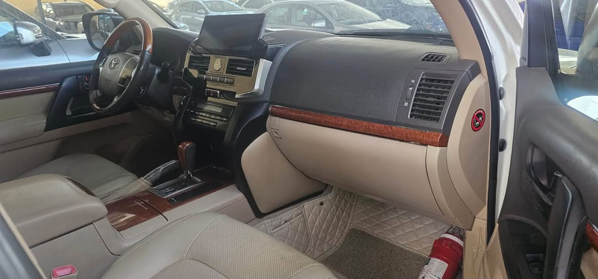 السلام عليكم للبيع لاندكروزGxr v6 سيارة جاهزة اي نقص مابيها كفالة عامة
السيارة مكفولة ماشية 185 الف كيلو تخم تاير جديد صدر جديد رقم بغداد السعر 380 ورقة وبيها مجال 
***********
