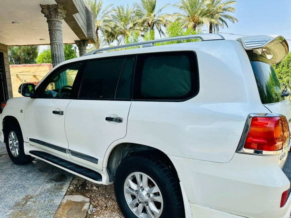 سلام عليكم للبيع لاندكروز٢٠٠٩بريم فول مواصفات تخم تاير حداديه تبريد ٣قطع ليت زنون كأمره خلفيه حساسات فور ويل ٦ سلندر ٤٠٠٠ كشنات مخمل  رقم بغداد انكليزي باسمي تحويل ثاني يوم  وهواي مواصفات بيه للاستفسار اكثر الاتصال على الرقم *********** مكان السيارة بابل السعر ٢٨٥ وبي مجال
