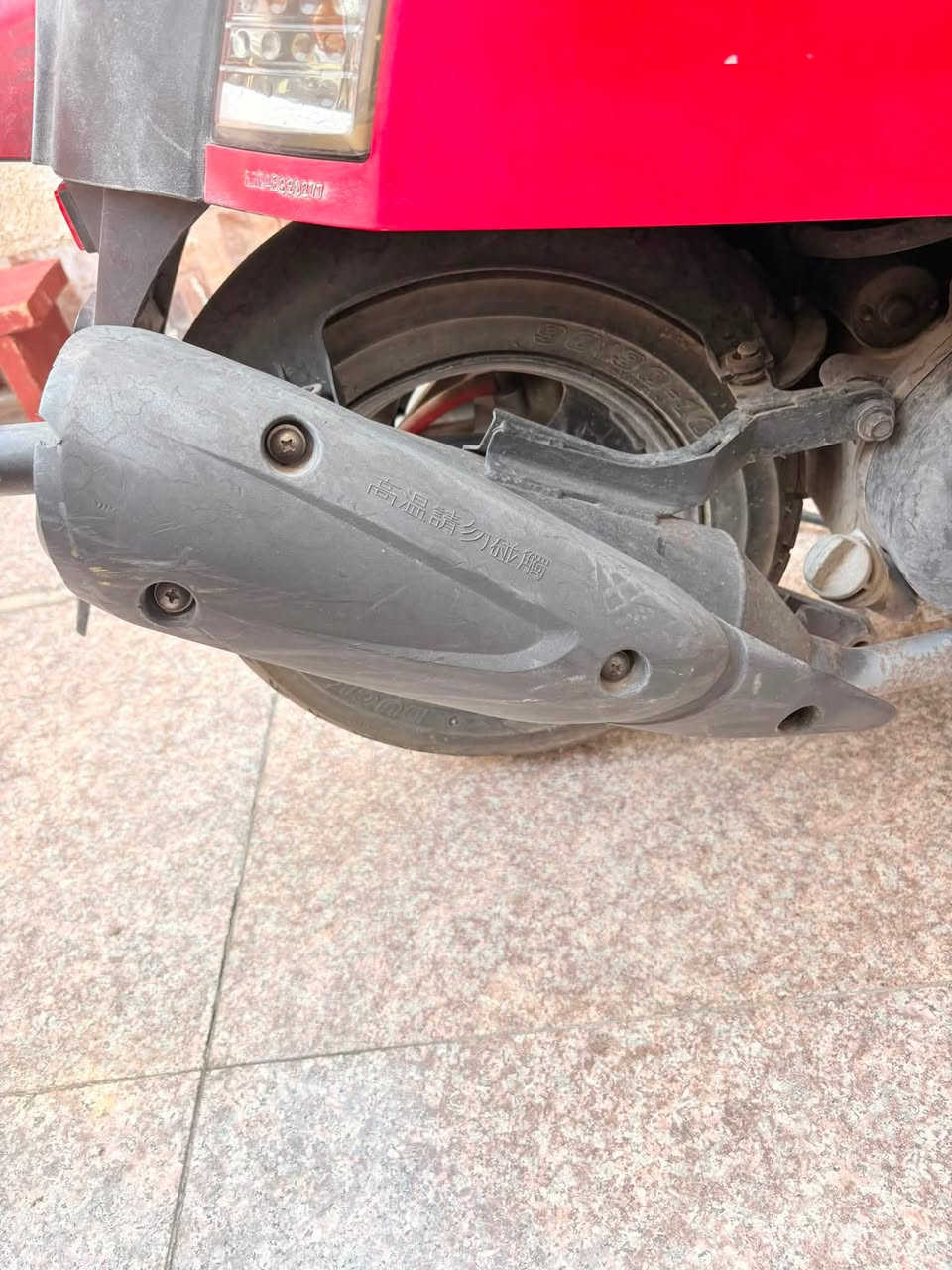 بوليس نوزل 
نزلتها من الرمبة و خليتها بالبيت
دراجه كلها بلادية ختم واحد 
صالنصة رياضي بلادي ماكو منها بكل بغداد بس الي تجي ويه الدراجه 
رايدها ب ٩٠٠ و بيها مجال حك الجية 
رقمي ***********
