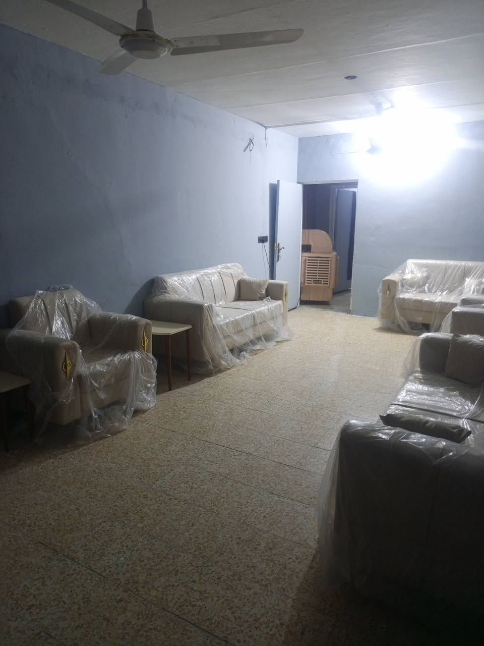 بيت بل اسكان- حي الغدير حالياً  مجاور سيد جعفر يحتو عله محلين مئجرات  وصحيات 2 غرف 3  ومطبخ واستقبال وصاله مساحت البيت 216 متر ترميم بسيط  مع اضافه وتكبير
للاستفسار ***********
