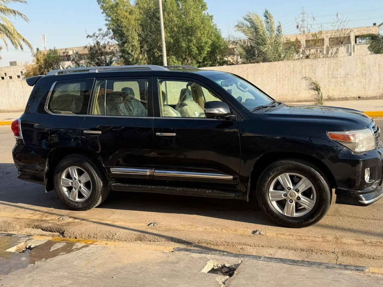 اسلام عليكم لاندكروز موديل 13ابريم
ومعروفه مواصفات لبريم 
4كامرات 
تشغيل عن بعد 
مرئي قلاب فول فول
بسمي تحويل ثاني يوم  بيه لصبغ فقط دعاميه 
***********
***********
السعر نهائي ٣٤٠🤑@
