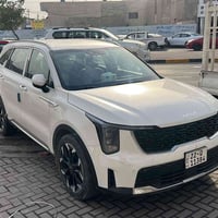 سورنتو 2025 ماشية ٥٢   ٦ سلندر   ابيض   كشنات ٢ كهرباء  جنطة كهرباء   ...