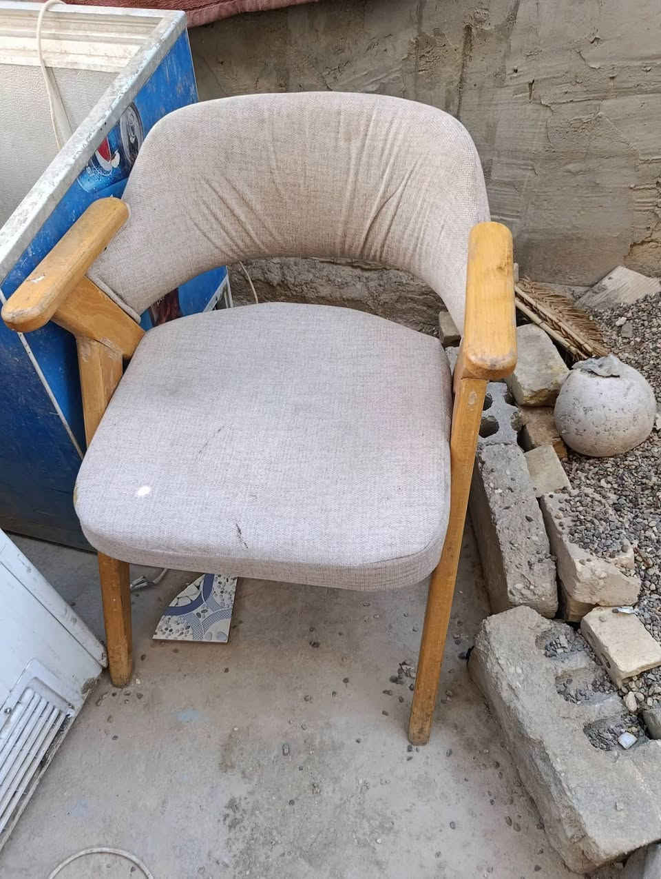 اغراض بيت 
مراوح عدد 2 ب 25 الف 
كراسي خشب  عدد 2 ب 25
ميز طعام ب 30 
زولية ٤×6 ب 50
الحلة ابي خستاوي 
***********

