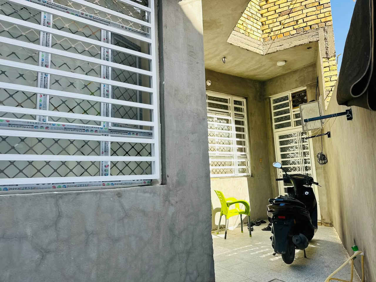 بيت مساحة 140م طابو صرف طابقين
يحتوي على ثلاث غرف نوم صالة مطبخ حار وبارد مجمع صحيات 

البيت بناء حديث صب كونكريت طابوك البيت نظافة فول 

الخدمات كافه متوفرة 

المووقع طويريج/ حي الطنبي قرب شط الهندية مجاور العفجي  

السعر 125 مليون 

للاستفسار ***********
