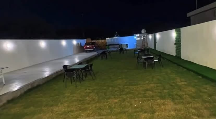🌿🏡 تدورون على مكان يغيّر نفسيتكم ويخلي يومكم غير؟ 😍✨
إذا مليتوا من الروتين، من الزحمة، ومن قعدة البيت، وعندكم جمعة أهل أو أصدقاء وتريدون مكان هادئ ومرتب تقضون بيه يوم كامل من الونسة والراحة… مزرعتنا هي المكان المناسب إلكم 🌴🤍

هنا تگدرون تعيشون أجواء بعيدة عن ضوضاء المدينة، تستمتعون بالهدوء والطبيعة، تسوون جمعتكم الحلوة، تشوون وتطبخون، تشربون چاي وگهوة، وتخلون يومكم مليان ضحك وذكريات حلوة ☕🔥🥩

المكان مناسب للعوائل 👨‍👩‍👧‍👦، للأصدقاء والربعات 🧑‍🤝‍🧑، ولأي شخص يريد يطلع من جو الشغل والدراسة والضغط اليومي ويأخذله يوم راحة وراحة بال 🌿😌

✨ تريدون تسوون عزيمة؟
✨ عندكم مناسبة أو عيد ميلاد؟
✨ تريدون جمعة أصدقاء؟
✨ تريدون مكان للعائلة بعيد عن الزحمة؟
✨ لو بس تريدون يوم هادي وونسة حلوة؟

كلها تگدرون تسووها بالمزرعة وبأجواء مريحة وخصوصية حلوة 👌❤️

🌴 تخيل يومك من الصبح… توصلون للمزرعة، ترتاحون، تقعدون بين الأجواء الهادية، الأطفال يلعبون، الشباب يسوون الشوي، الأهل يسولفون ويضحكون، وبالليل تكمل الونسة واللمة بأجواء أجمل 🔥🌙

مو بس مكان للإيجار… المكان للذكريات الحلوة ❤️. 
📍 الموقع: [المدائن منطقه التويثه ]
📞 للحجز والاستفسار: [***********]
💰 الأسعار: [حسب اليوم والشفت]
⏰ الحجز حسب الأوقات والأيام المتوفرة

❤️ مزرعتنا تنتظركم حتى تعيشون يوم كله وناسة، راحة، ضحك وذكريات حلوة.

لمّوا أحبابكم… والباقي علينا 🌴🔥

📲 للحجز راسلونا خاص أو اتصلوا على الرقم، ونرتبلكم كل التفاصيل.
