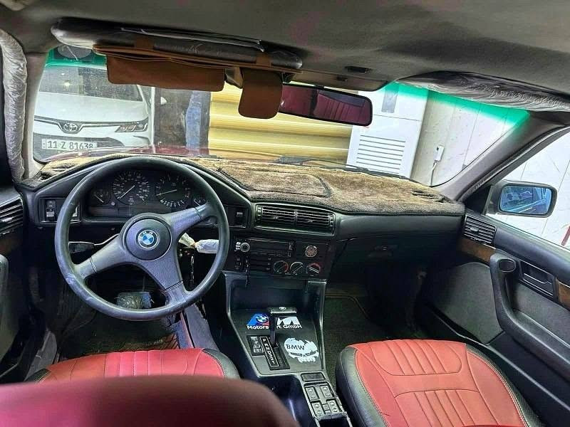 السلام عليكم 
BMW 1990 525 
رقم بغداد مداور ثاني يوم السياره جاهزه من كلشي على اخير حبايه تخم تاير حداديه تبريد باتري جديد غرفته بل كارتون مكينه جديده كير كهربائيات كله جديد ربع مينصرف عليها السياره احلى من الصور بهوايه وبل خير على الي يأخذها مكاني واسط مركز مدينه السعر 62 وبيها مجال شي قليل 
***********
