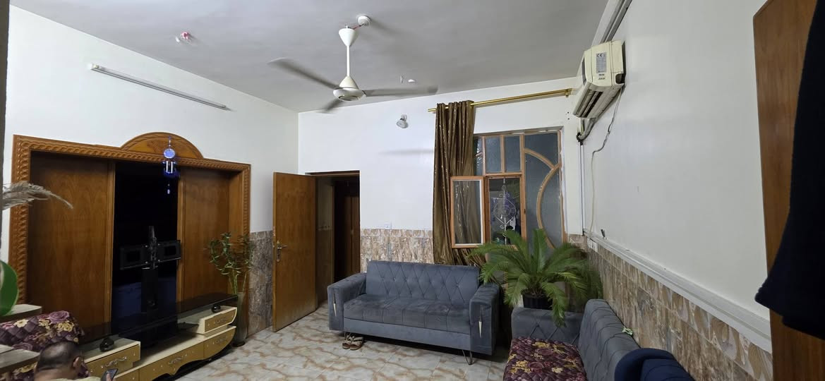 بيت للبيع مساحه 240 طابو صرف بسمي قرب براد المصطفى مقابل اعدادية الصناعه خمس غرف نوم ثنين جوه و٣ فوك وستقبال وهول وصاله ومطبخ بيت كله سيراميك بناء كله طابوك سطحين شتايكر سعره 140 وبي مجال بسيط للتواصل على الاتصال فقط ***********
