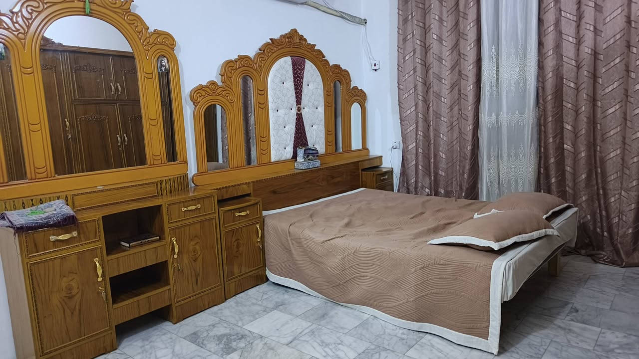 السلام عليكم اشلونكم إخوان عندي غرفه أخشاب جديده بعده بل جيس الله شاهد عليه احله من الصور نضيفه كلش سعره 700 بيه مجال العنوان بغداد مدينه الصدر قطاع 12 رقم الهاتف ***********
