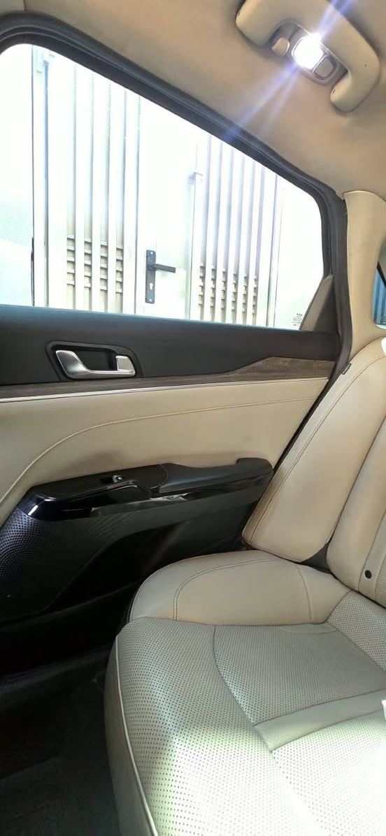 كيا K5 EX Premium  🔥
للبيع K5 EX Premium ✨
سيارة أنيقة، اقتصادية، ومواصفاتها عالية جداً، واللي يعرف بالـK5 يعرف قيمة هالفئة 👌
💎 المواصفات: • محرك 1.6 Turbo  –  
• كير أوتوماتيك 8 سرعات
• كاميرات 360° محيطية 📸
• شاشة كبيرة 10.25 إنچ
 سستم صوت • Bose Premium Sound 🎵
• فتحة سقف بانوراما 🌙
• كراسي جلد كهرباء
• تدفئة وتبريد الكراسي الأمامية
• ذاكرة كرسي السائق
• شاحن لاسلكي 📱
• دخول وتشغيل بصمة
• Remote Start
• مثبت سرعة ذكي
• حساسات أمامية وخلفية
• Apple CarPlay / Android Auto
• تايرات 18 إنچ
• داخلية بيج/أبيض فخمة جداً 🤍
📌  — فئة EX Premium 📌 VIN: 
🔥 بهالمواصفات قليلة بالسوق، والداخلية البيضاء تخليها مميزة اكثر 
(( السيارة عليها تايرات مشلن جديده تخم وعليها ويل كب ياباني اصلي مكينه جديده بالكارتون ستوني شادها يعني السيارة كلش جديده تجي وتشوف بعينك حادثهاا موضح بالصور قطعتين كلير  )) 
*********** رقمي وتساب موجود مكاني البصرة
السعر 158  رقم اربيل باسمي

