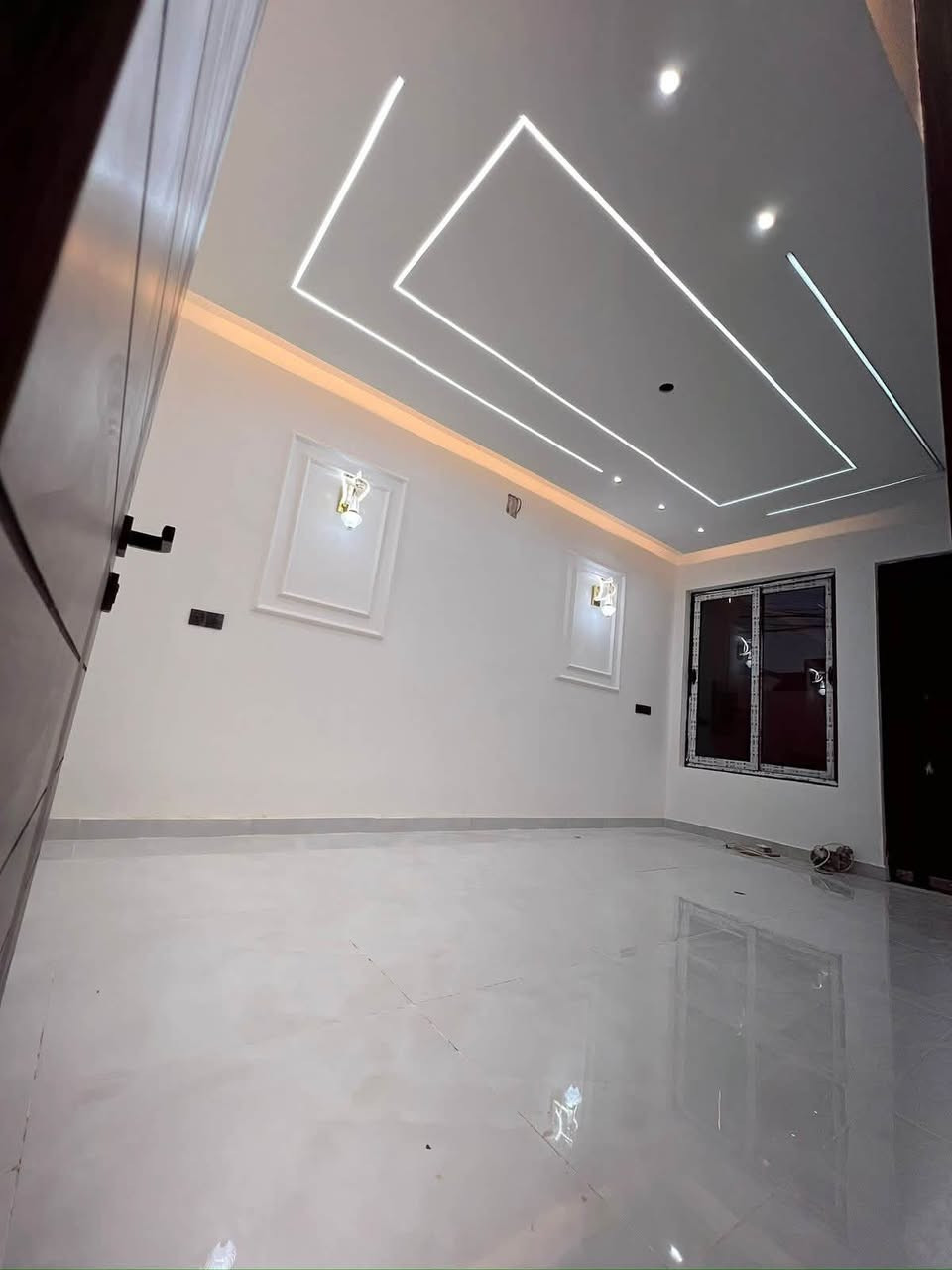 ‏100 متر للبيع🏠🙋‍♂️

‏حي الجهاد مربع الأمانة خلف كاتب عدل📍

‏الموقع مميز🤌🤌

‏مقابل الدار سياج فقط مال مدرسة

‏عرض الشارع 12 متر جدا هاديء🤩

‏البناء حديث غير مسكون

‏يحتوي الدار على👇

‏مدخلين صالة + مطبخ + مطبخ حار

‏+ حمام وغرفة نوم في الطابق الأرضي

‏الطابق الثاني👇

‏يحتوي على غرفتين نوم + حمام

‏*********** ☎️
