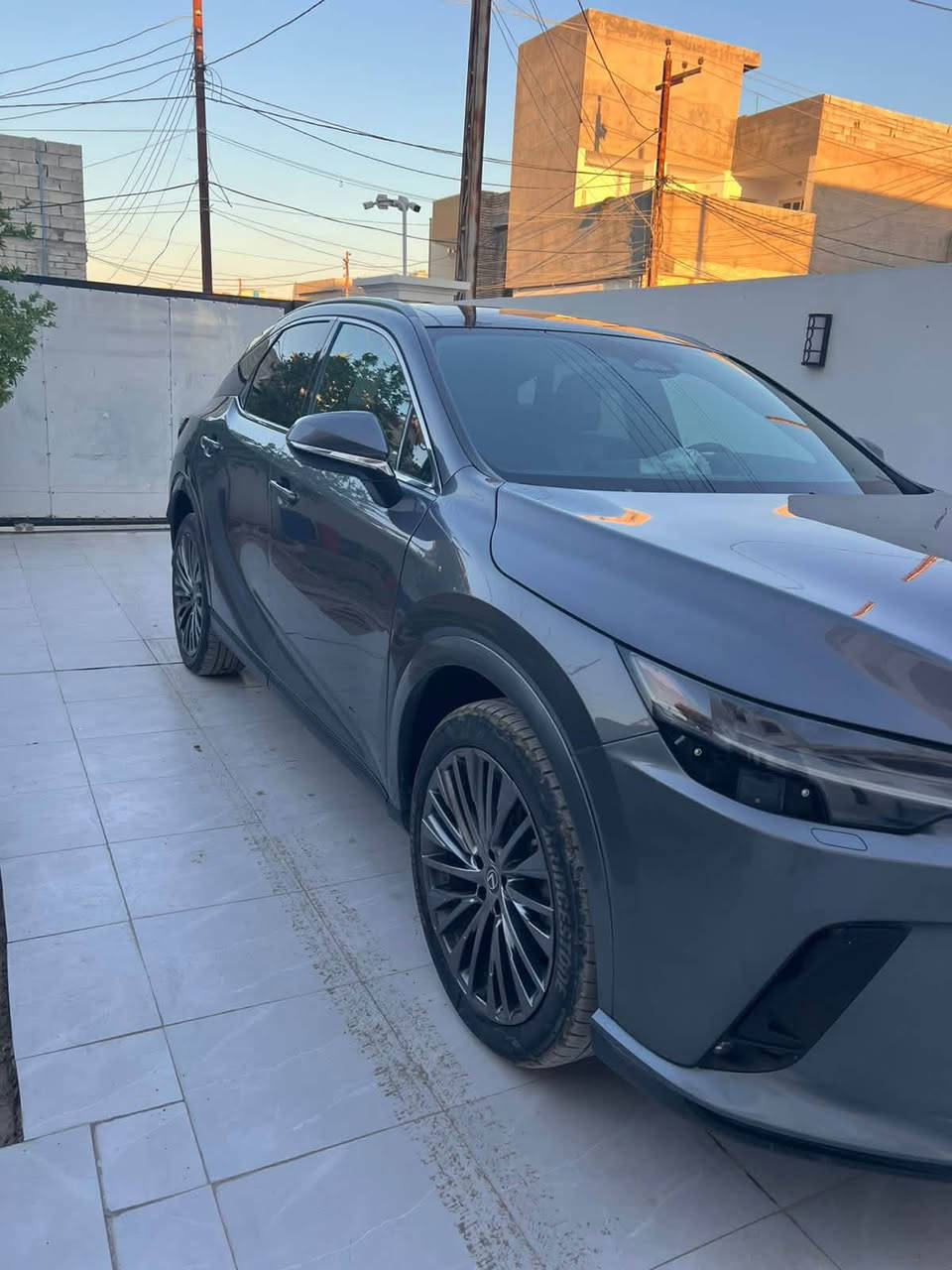 🚗 Lexus RX 350h — موديل 2023

حالة فوق الممتازة / نظيفة جداً 

الممشى: (000'57)ك م

اللون الخارجي: ( فيراني)

الدفع: AWD

المواصفات:

 • هايبرد اقتصادي جداً

 • شاشة كبيرة وتطبيقات حديثة

 • داتشو 

 • كاميرا خلفيه

 • رادار + تنبيه خروج المسار

 • بصمة تشغيل

 • شحن لاسلكي

 • LED كامل

 •     مقاعد مريحة مع تبريد/تدفئة

بعد بيه هواي مواصفات 

الضرر : صبغ ربع الجاملغ الامامي الأيسر وصبغ حافت البنيد فوق الجاملغ 
تصليح وسحب بدايت الشاصي الايسر 

💰 السعر000'30$
وبيه مجال 

للاستفسار اكثر 
***********
