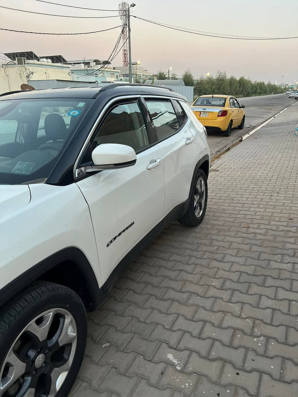 سلام عليكم 
جيب كومباس موديل 2018 للبيع او المراوس
ماشية 92000KM  وقابل للزيادة 
تو كلر المواصفات المعروفة مالت الجيب حادثها موجود السونار كامل ورقم الشاصي السيارة كاملة من كير وتبريد وحدادية  بس المكينة مفتوحة السيارة وقبل يومين رجعت علية سيارة صارت بيها ضربة بسيطة اباب السايق مصورها هم 
سعرها 110 وبيها مجال ان شاءالله مكانها النجف ورقمها نجف دولي باسمي متواجد خاص او الرقم ***********
