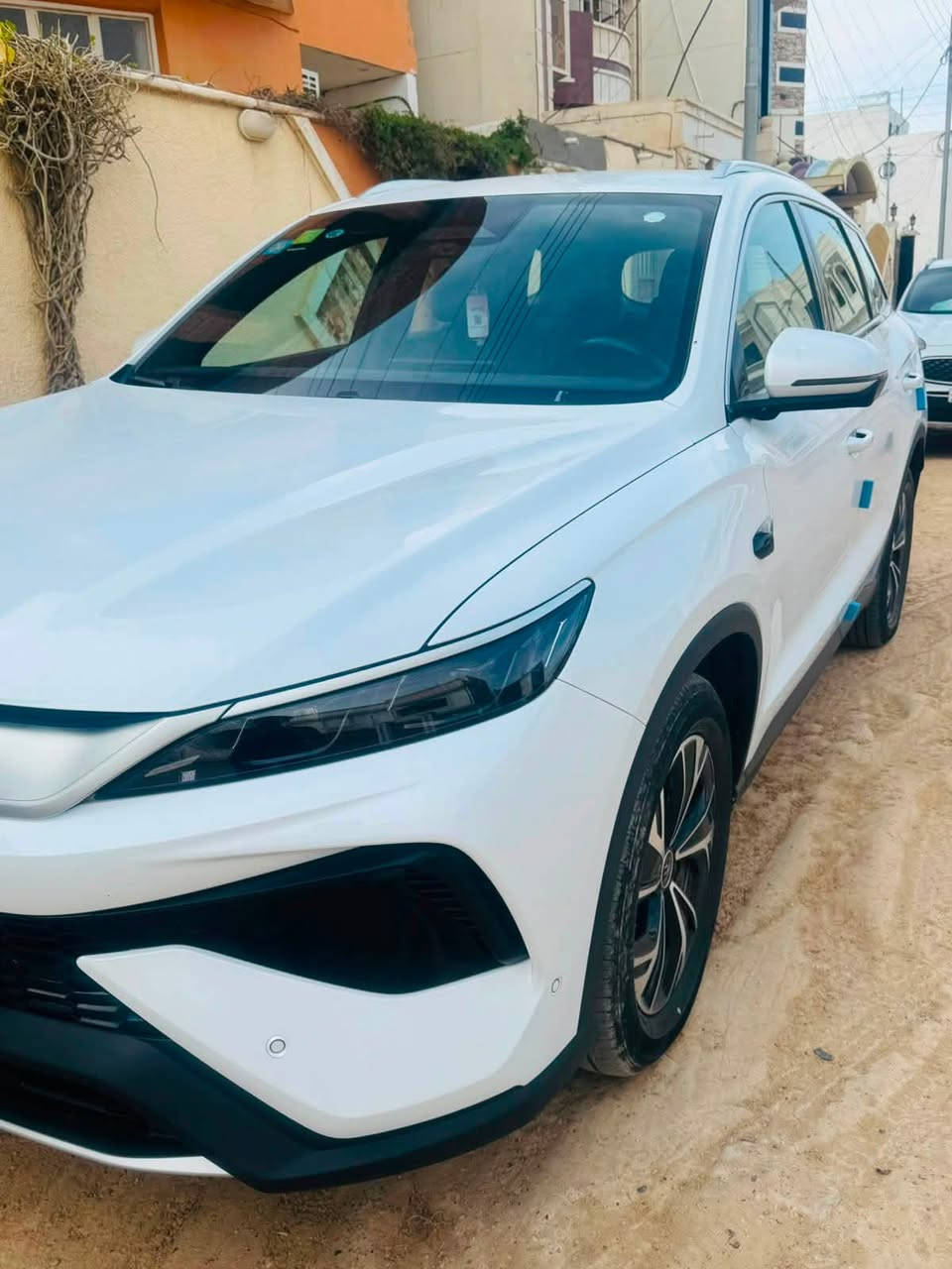 السلام عليكم BYD2025 سونك برو رقم بغداد بأسمي تحويل ثاني يوم مواصفاتها فول عدا الفتحه 13 كامره رادارات حساسات امامي خلفي كشنات جلد كشن سائق كهرباء 3 وضعيات قياده اسطفاف ذاتي ونقطه عمياء وديفي ار تسجيل ونظام سكيورتي تحكمات ستيرن ناضور ليلي بالدشبول اضاءه بالمري والمري شفط وبعد بيها هواي مواصفات وتمشيك بالشحنه الوحده 70 كيلو السياره بدون صبغ بدون بارد السياره بعدها على وضع الشركه وماشيه ٢٦٠٠٠ كيلو مجموع الكلي كهرباء وبانزين عارضها للبيع بسعر ٢٦ مليون وبيها مجال شي بسيط  ماكن السياره اليرموك حي الداخليه وهذا رقمي ***********

