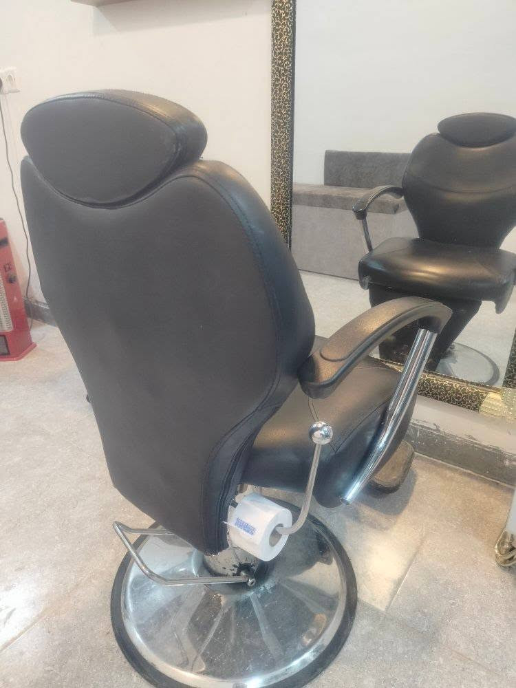 غراض محل حلاقة.
كراسي 2.
مرايات 2.
كومداين 2.
عدة حلاقة.
جكمجة مساعد حلاقة.
رفوف.
منشر وية خاوليات.
مسطبة جلوس 7 متر وتصير صندوق.

***********
