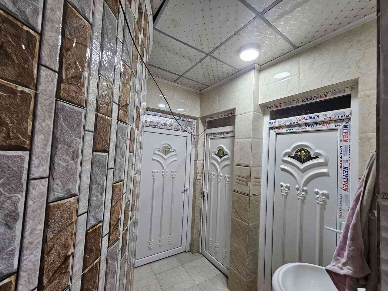 السلام عليكم
دار للبيع المساحة 216 الواجهة 11 شبه ركن
العنوان المزارع الثانية قرب جامع الشهيدين 
بي وصل بلدية 25
بناء 2023 طابق واحد يحتوي بيتونة داخلها غرفة
غرفتين واسعات جدا عليهن مناور
صحيات داخل البيت مع منور للكيزر
هول كبير وواسع
استقبال كبيرة جدا 
مطبخ كبير
صحيات خارحية مع كراج كبير
بي خط ماء شرط ماينقطع على طول السنة
البيت بي فلين بالسقوف شرط بالصيف البيت بارد وبالشتاء دافي
للاستفسار الاتصال على الرقم التالي
***********
