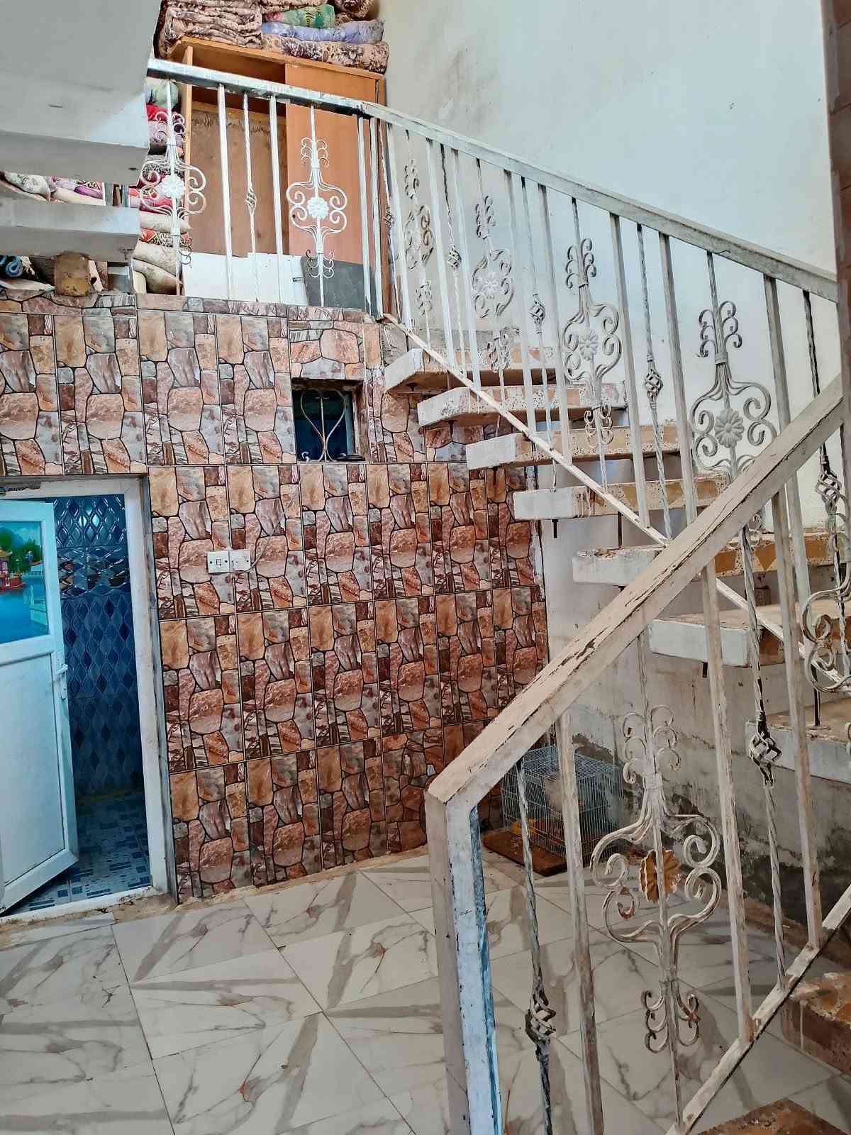 بيت للبيع 
بيت 100متر بس واقع حال 120البيت بي 3 غرف وستقبال ومطبخ على 3شوارع البيت عليه 3 مخارج الاستفسار خاص +واتسب البيت للبيع
***********
