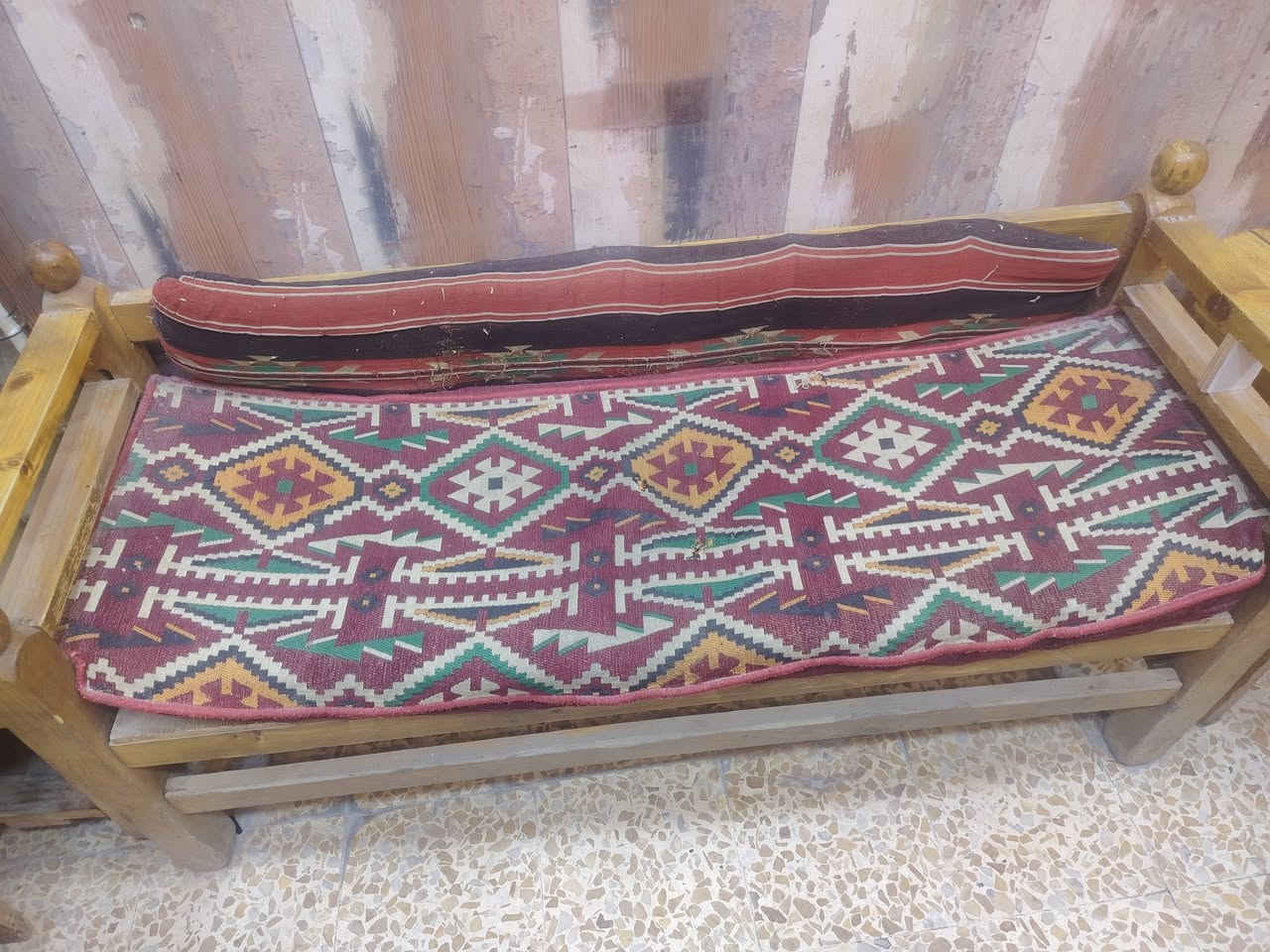 السلام عليكم قنفات للبيع عدد 5 سعر الوحدة 40 الف العنوان حله باب الحسين ***********
