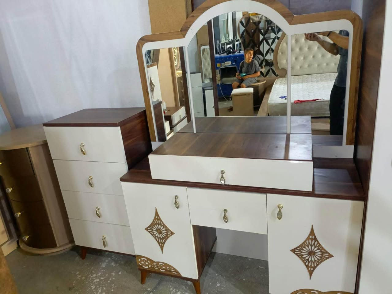 سلام عليكم
غرفه نوم كامل9 قطع سعر 675 وبي مجال شراي خابر رقم***********عنوان كركوك Singapore
