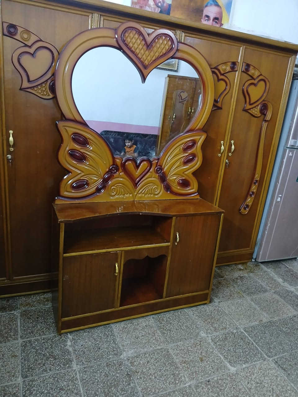 غرفه ام ٥ حلوه مرتبه مثل بلصوره تحتوي على يدات جدد قفاله جدد صبغ تلميع كامل سعره ٣٥٠ قفل متواجد علخاص اكو توصيل بفلوس رقمي ***********
