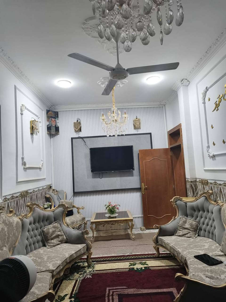 بيت للبيع مساحه.  ١٠٠م طابو صرف بناء جديد طابقين طابوك صب مسلح يحتوي على استقبال وصاله و٤ غرف نوم ومطبخ وصحيات عنوان كربلاء حي القدس جهة السلام موقع البيت على حديقة  سعره ١٦٠ مليون بي مجال اي استفسار اتصل *********** نستقبل جميع العروض في انحاء كربلاء
