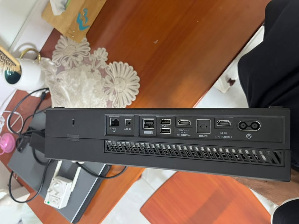 اكسبوكس وان فات للبيع مساحتة( 512 )كامل ملحقاتة يجي ويا جويستك وقرصين مثل ما موجود بالصورة جهاز نضيف ما مفتوح السعر (150 الف) وبي مجال 
للاستفسار: ***********
