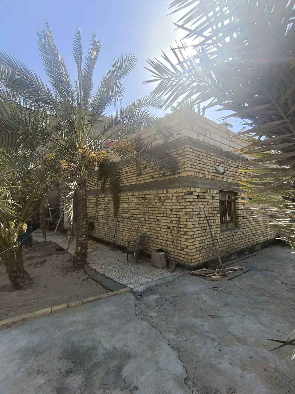 السلام عليكم منزل وبستان للبيع 
الموقع: عويسان
📐 المساحة الكلية: 700 م²
📄 السند: طابو صرف
🏡 تفاصيل العقار:
المنزل الرئيسي طابقان: مساحة 150
الأرضي: غرفتان + صحيات.
الأول: غرفتان + كليدور + صحيات.
المشتمل:  مساحة 90 غرفتان + مطبخ + صحيات، مع باب داخلي يربطه بالمنزل الرئيسي.
واجهة مباشرة على الشارع.
خلف المنزل بستان مساحة 450 يطل على شارع خلفي، مما يمنح العقار موقعًا مميزًا.
طريق خاص للبستان.
يبعد عن السوق 150 مترًا فقط.
 عقار يجمع بين السكن والمساحة الواسعة والموقع الاستراتيجي.

للتواصل ***********

