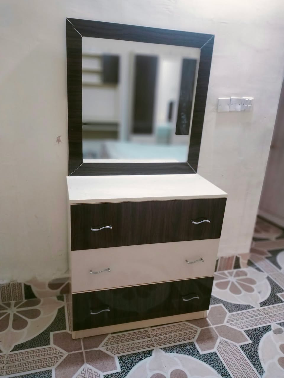 غرفه شبابيه • نفر واحد • شرط النظافه