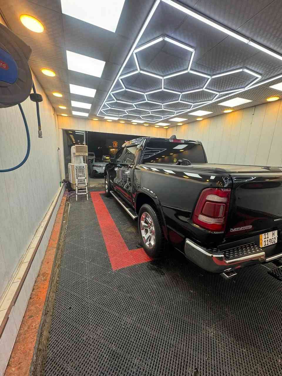 دوج رام لارامي موديل 2024
8سلندر  دفع 4×4 نظام اي تورك 

حادثة بيبان ثنين وتكمة الفوك والجوة والوسطية معمرات ومصبوغات التكم 
لكن البيبان مبدلات نفس اللون 
بجم مكفول من كلشي 
ايرباك فقط صفحة السايق فقط 
اي كلوب ممشتغل بالدشبول 

السيارة ماشية ٤٥  الف مايل  

باب طويل بدي قصير (المرغوب)

المواصفات :

اشاير بالمري ✅

تشغيل عن بعد ✅

نظام تحذير ⚠️ ✅

مري كهربائيه ( شفط ) ✅

منافذ USP / تايب سي ✅

قطعتين تبريد ✅

اماكن تخزين كثيرة ✅

مقعدين الامامية كهرباء  ✅

تحديد سرعه ✅

مشدود علية منظومة غاز شادهة باربيل ايطالية 

وباقي المواصفات المعروفه بالرام  🔥

السيارة باسمي 

السيارة كاملة وجاهزة من كلشي ✅

للاستفسار على صور الحادث والسعر على الرقم او وتساب
***********
