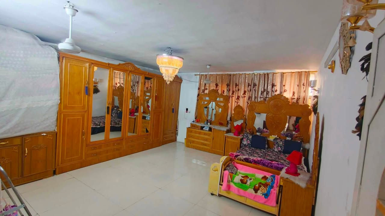 واجهه 5.60
والنزال 14
الطابق الأرضي يحتوي 
على حوش ومطبغ و صحيات 
استقبال معزوله عن البيت و ممر مدخل البيت صاله كبيره حمام 
غرفه اخيره داخلهه منور 
الطابق الثاني غرف عدد 2حولي وملحقاته حمام مشترك 
سطح عدد 2 +بيتونه 
البيت جاهز سيراميك كاشي شتايكر بياض عالي عن الشارع 
موقع البيت ركن على فرع عريض منه وتطلع إلى شارع الفلاح

140وبيه مجال

*********** للاستفسار
