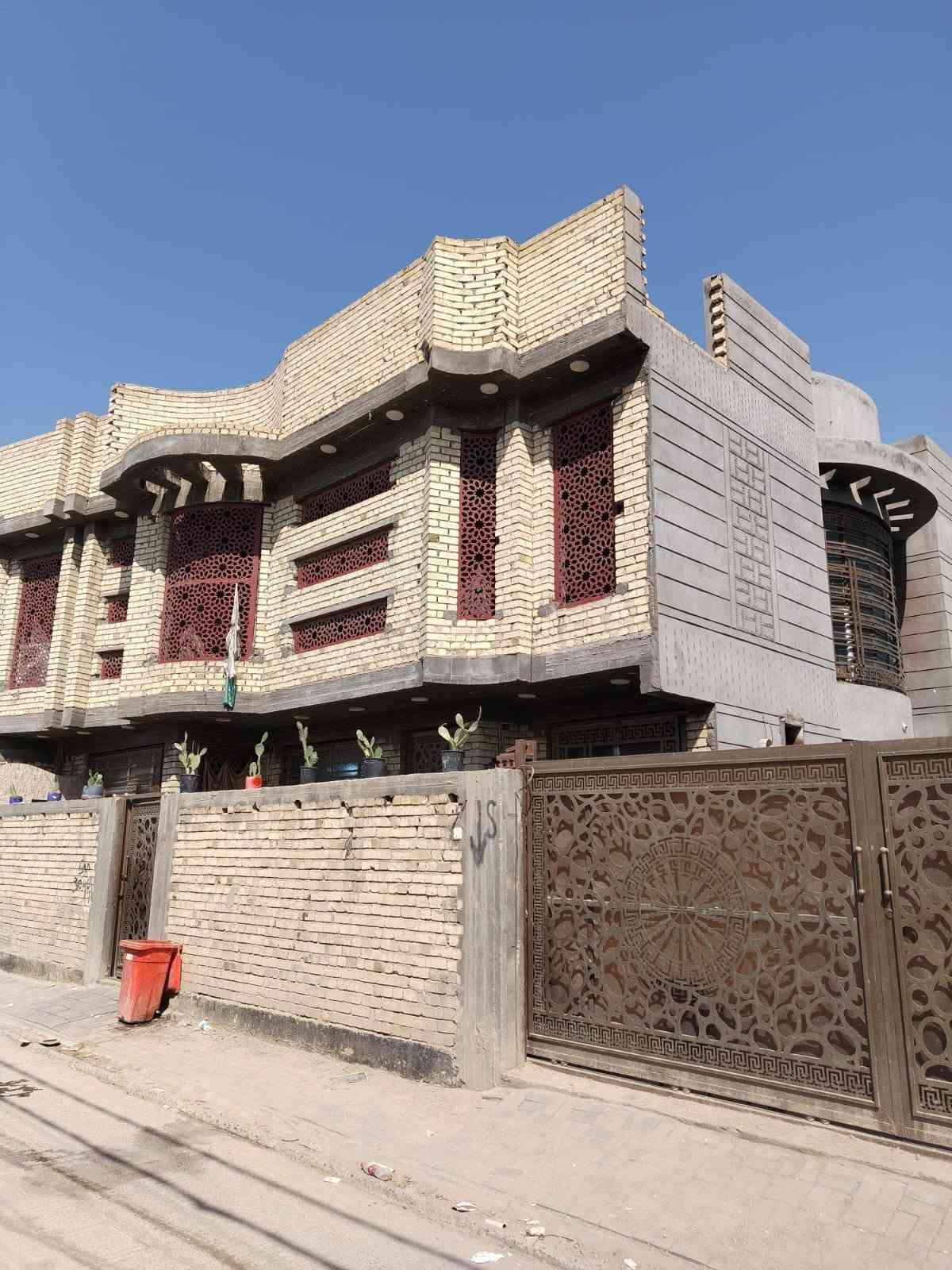 بيت للبيع طابو زراعي سند ٢٥ اصولي كافة الخدمات مساحه ٢٥٠ بناء حديث ١٨٠ طابقين والباقي حديقة وقطعة مجاوره الجمعيه قريب مدرسة نبع المعرفه ثاني فرع وقريب للشارع للاستفسار *********** الخاص مفتوح @إشارة
