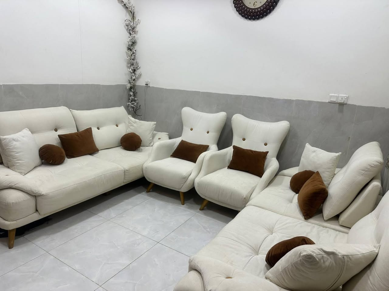 عندي تخم تركي بولستر طبي سوفت الرجل خشب زان ماخذي من العالميه للاثاث مابي اي ضرر ١٠ مقعد  البيع لضيق المكان للاستفسار ***********

السعر ٩٠٠ المكان الاعظميه
