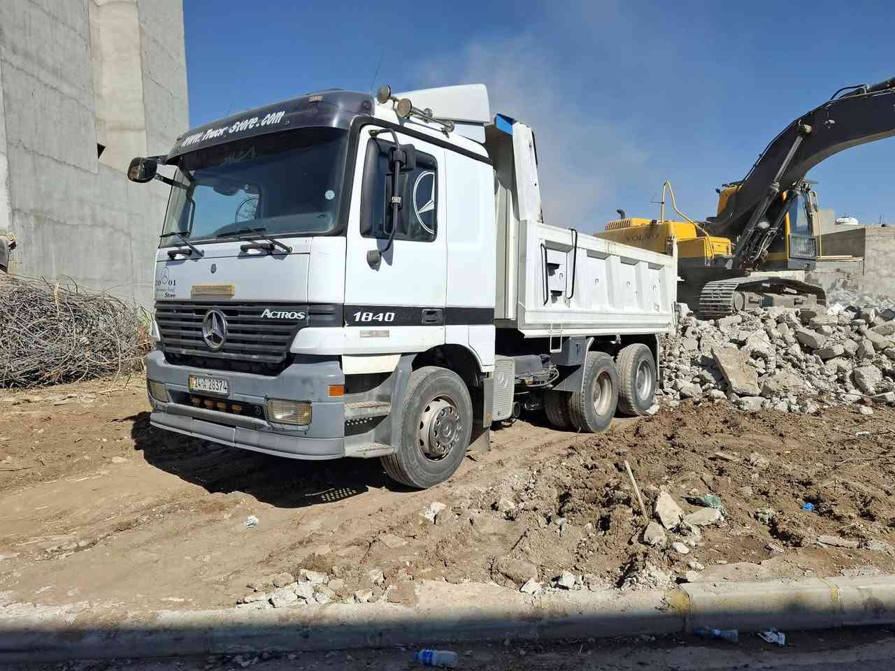 للبيع موديل 2001 حجم 18.40 بدون صبغ مكفول كفاله عامه اني مكلف بل نشر حصه كاز رقم موبايل *********** مكان دهوك
