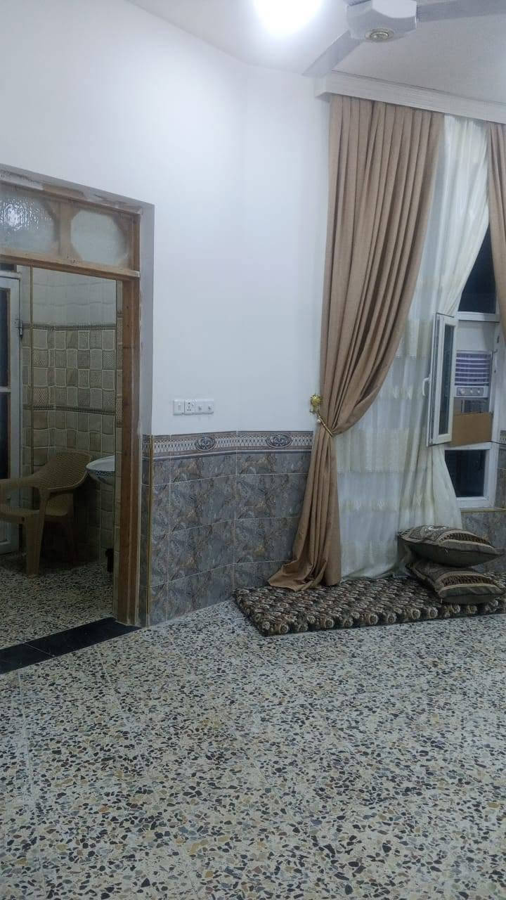 السلام عليكم بيت بشهداء ٢٢ شارع ١٠ نافذ على شارع اربعين قرب المدرسة الصينية مساحة ٢٥٠ متر يتكون البيت استقبال وصالة غرفتين مطبخ حار وبارد صحيات ٢ بيتونة وغرفة فوك وصحيات ومناور ٢ كامل من كلشي السعر ١٣٠ وبي مجال *********** و***********
