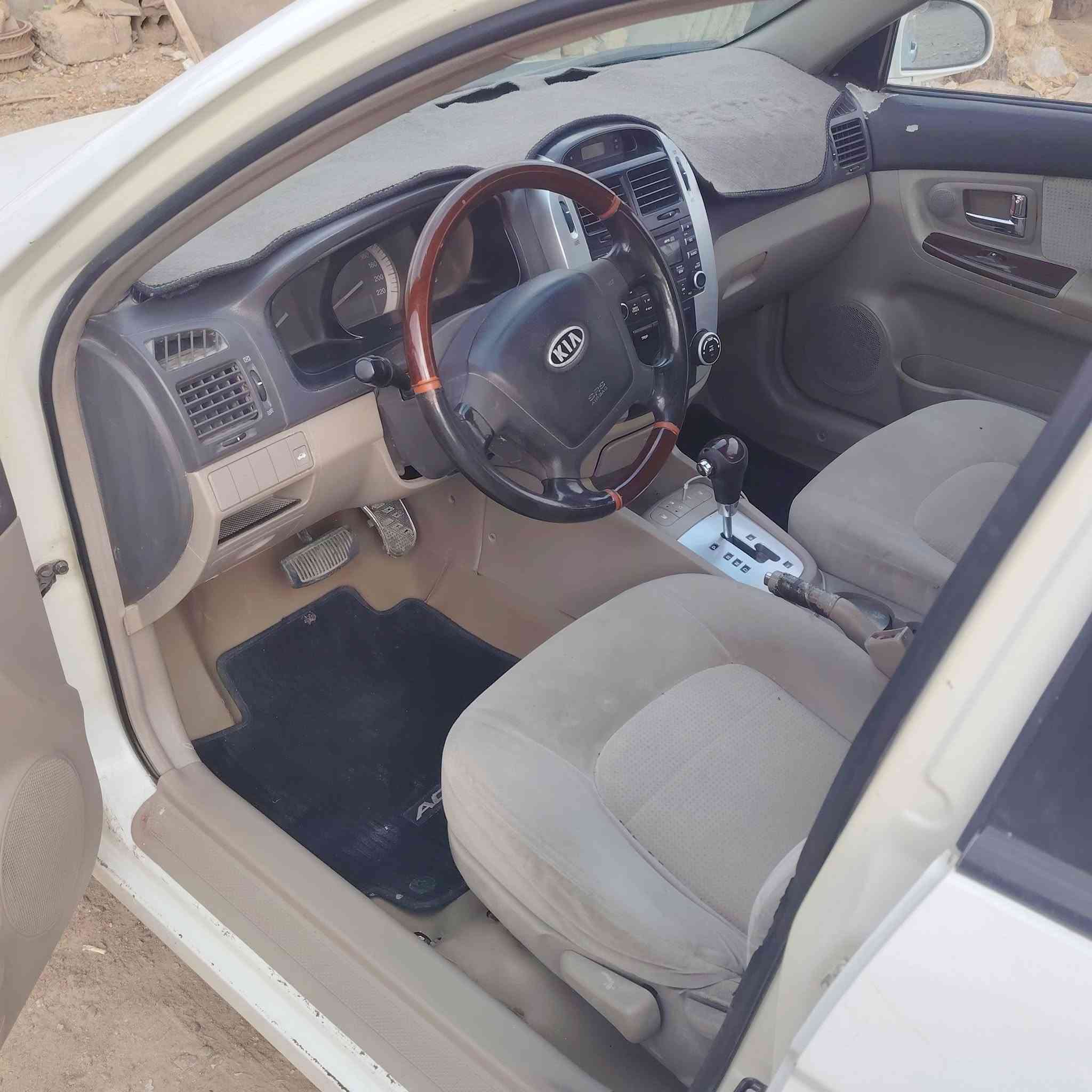 السلام عليكم سيراتو للبيع موديل ٢٠٠٧
السياره مكفوله من الظربه والتبديل كير ومكينه خير من الله تخم تاير جديد
حداديه ١٠٠/١٠٠ +كهربائيات
سنتر لوك شغال
بيه فقط تلكيط اخياس بالدواير
السعر ٧٦ وبيه مجال 
للاستفسار أكثر ***********

