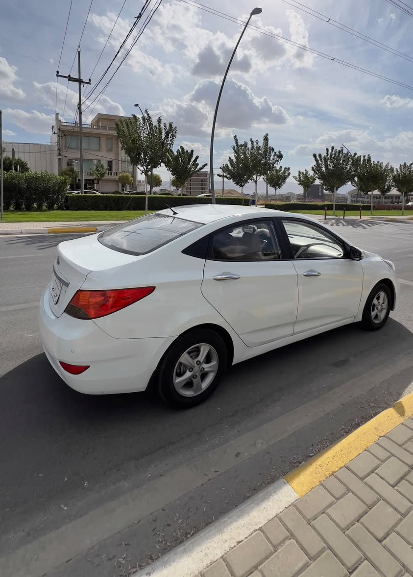 Hyundai accent 2011
سەنەوی بەسەرچووە 
بە شەرتی گێڕو مەکینەی بێ عەیب 
قوفلی ٧٧ گەڵا 
***********
