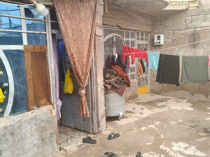 السلام عليكم 
بيت للبيع 150 متر طابق واحد
غرفتين 
مطبخ 
استقبال 
بدايه منطقه حي الزهراء 
مقابل افران سيد علي 
للأستفسار لاتصال ***********
وات ساب متوفر
سعر خاص على الواتساب
