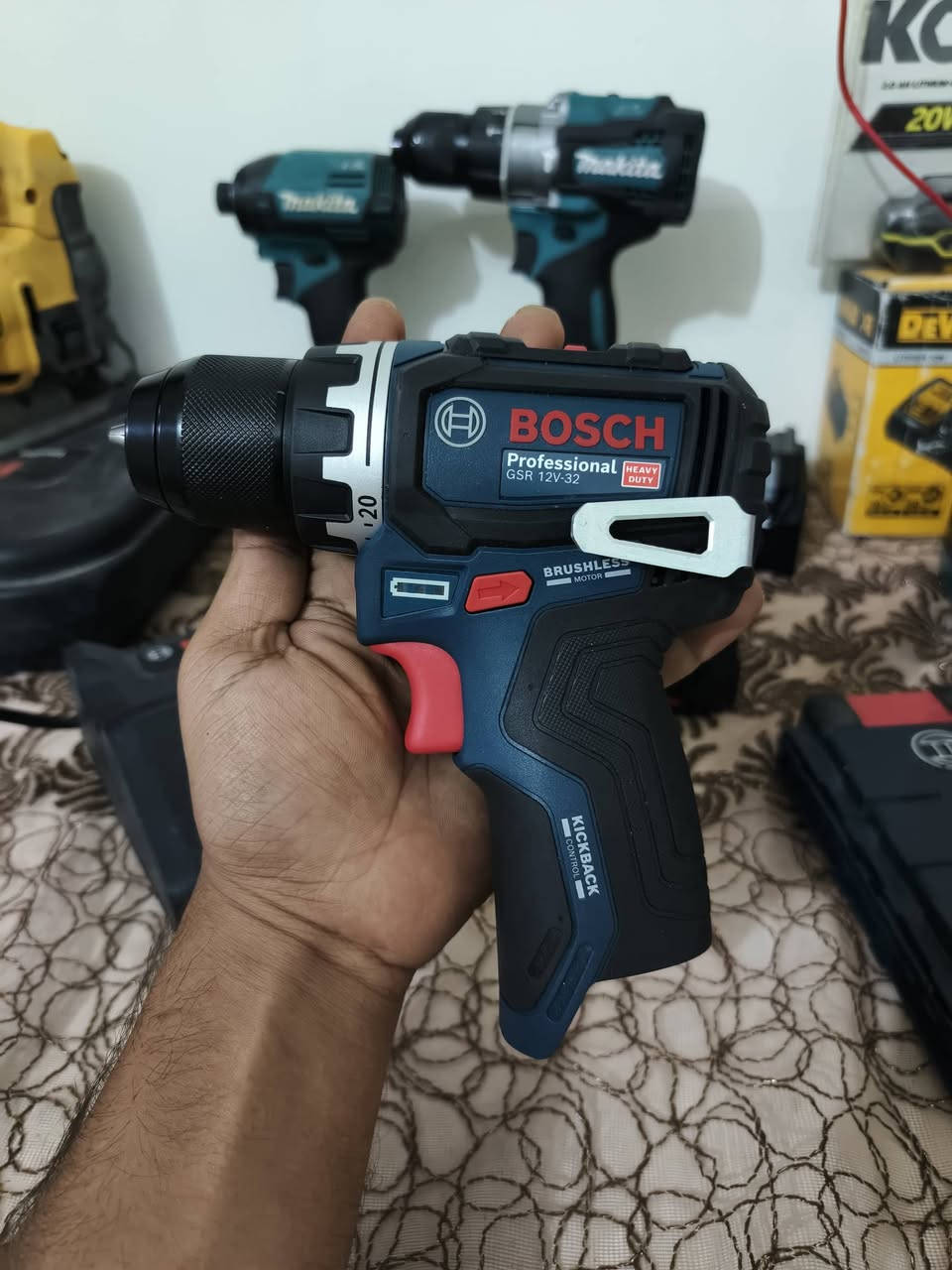 بوش اصلي الدريل جديد غير مستخدم بروشلز 
كامل ملحقات ٢ باتري + شاحنة + لبب اصلي بوش
