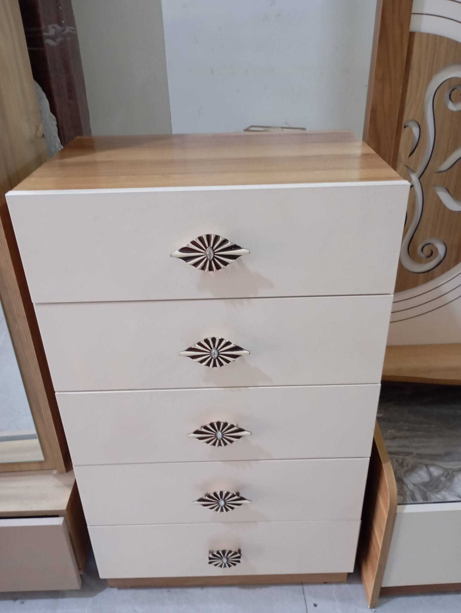 غرف نوم تركي 10كنتور مع غرف نظيفة فول .شد ونقل مجاني للطلب على الخاص والرقم8 0772205247
معرض هيثم شامل
