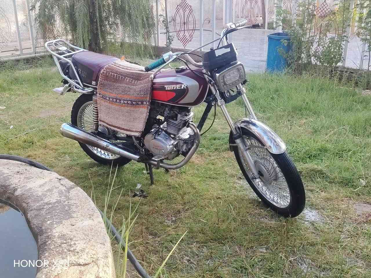 تايكر 21 دراجه نضيفه وجاهزه سعر 350 وبيها مجال مكاني بلدروز رقم ***********

نص مكتوب في الصور:
- HONOR X9d