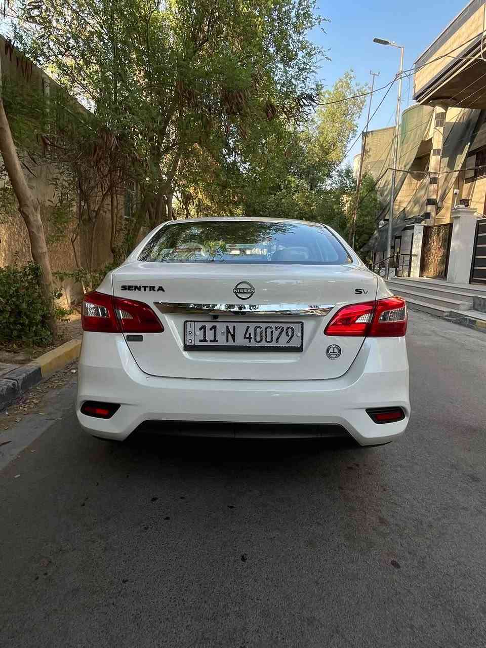 النوع:نيسان سنترا  هندي 😉
الموديل :2025  ✅
الون :صدفي ابيض 
ضمان السور  بعدها بل ضمان❤️ 
مدوشمه حراري بل كامل وجاهزه. 
عدد المسافه:11km  
مواصفات✅ 1/1 فول الفول 
فتحه سقف تحكم ستيرن ✅ 
السياره عله وضع شركه 
السعر 21/250 مليون   
 السياره مكفوله  من بارد وصبغً
فقط بيها طخه خفيفه بل باب خلف سايق خفيفه كلش 
العنوان. بغداد حي تونس رقمي 
***********
