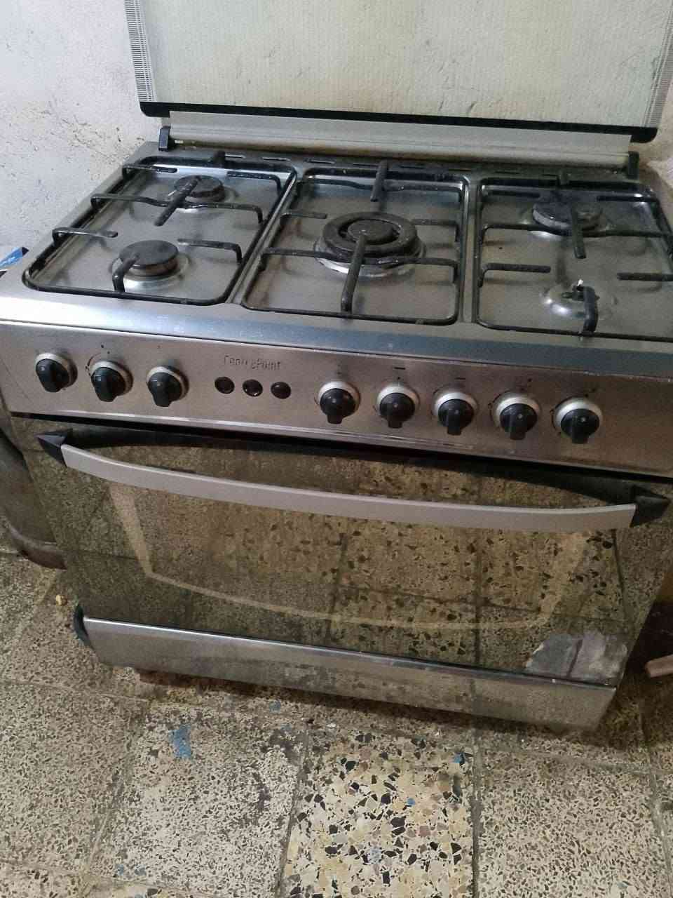 سلام عليكم طباخ 5 عيون مع فرن النضافه مثل ما موضحه باصوره  وكاونتر 3 قطعه تخم 4 قطع 7 مقاعد  الرقم ***********  السعر كلهن 550 وبيهن مجال قليل

