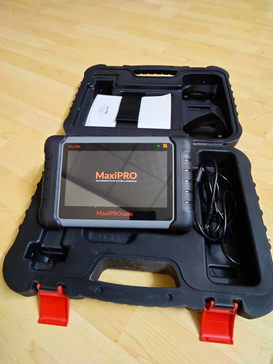 للبيع: جهاز فحص أعطال السيارات Autel MaxiPro MP808TS مستعمل بس نظافة 98% 
تحديث 2025 مشمول (اشتراك التحديثات فعّال)

📱 الشاشة: لمس LCD مقاس 7 إنش بدقة 1024×600، سهلة الاستخدام حتى لغير المختصين

⚡ المعالج: رباعي النواة (Quad-core) — سرعة عالية بالفحص والتشخيص

🚗 تغطية السيارات: يشتغل على أكثر من 80-150 نوع وموديل سيارة (أمريكية، آسيوية، أوروبية)، موديلات من 1996 وما فوق

🔧الوظائف الأساسية:
- قراءة ومسح أعطال المحرك وكل الأنظمة الإلكترونية بالسيارة (ECU, ABS, Airbag, Transmission... الخ)
- عرض البيانات الحية (Live Data) بشكل رسم بياني
- Active Test - فحص تفاعلي للأجزاء
- تعديل وبرمجة (Adaptation/Matching)
- تقنية Auto VIN اللي تعرف نوع وموديل السيارة أوتوماتيكياً

🛞@نظام TPMS (حساسات هواء الإطارات):
- قراءة وبرمجة حساسات TPMS
- تفعيل الحساسات الجديدة
- عرض خطوات إعادة الربط (Relearn) الخاصة بكل شركة سيارات
- برمجة حساسات MX-Sensor البديلة

📶 الاتصال: بلوتوث + واي فاي + كيبل USB

🌐 اللغات:يدعم أكثر من 13 لغة منها الإنكليزي والعربي (حسب النسخة) والفرنسي والألماني وغيرها

☁️ يدعم منصة MaxiFix السحابية: قاعدة بيانات كبيرة لحلول ومشاكل السيارات المجربة من فنيين حول العالم

📦 الجهاز شامل:
- كل ملحقاته الأصلية موجودة كاملة
- ورقة الشراء (الفاتورة) موجودة
- تحديث 2025 مفعّل

الجهاز مناسب للمحلات، الگراجات، وحتى الفنيين المبتدئين لأنه سهل الاستخدام وما يحتاج خبرة عالية.

📩 للاستفسار والتواصل، مراسلة خاص.
*********** واتس اب
