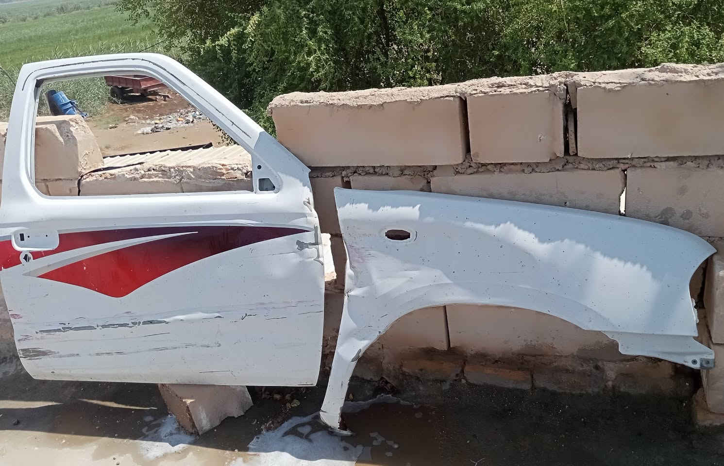 السلام عليكم ورحمة الله وبركاتة
يوجد باب مع جاملغ جهة العبري بيهن طخة بسيطة مثل ماموضح بالصور 
نيسان موديل 2013
النجف 
للاستفسار الاتصال 
***********
