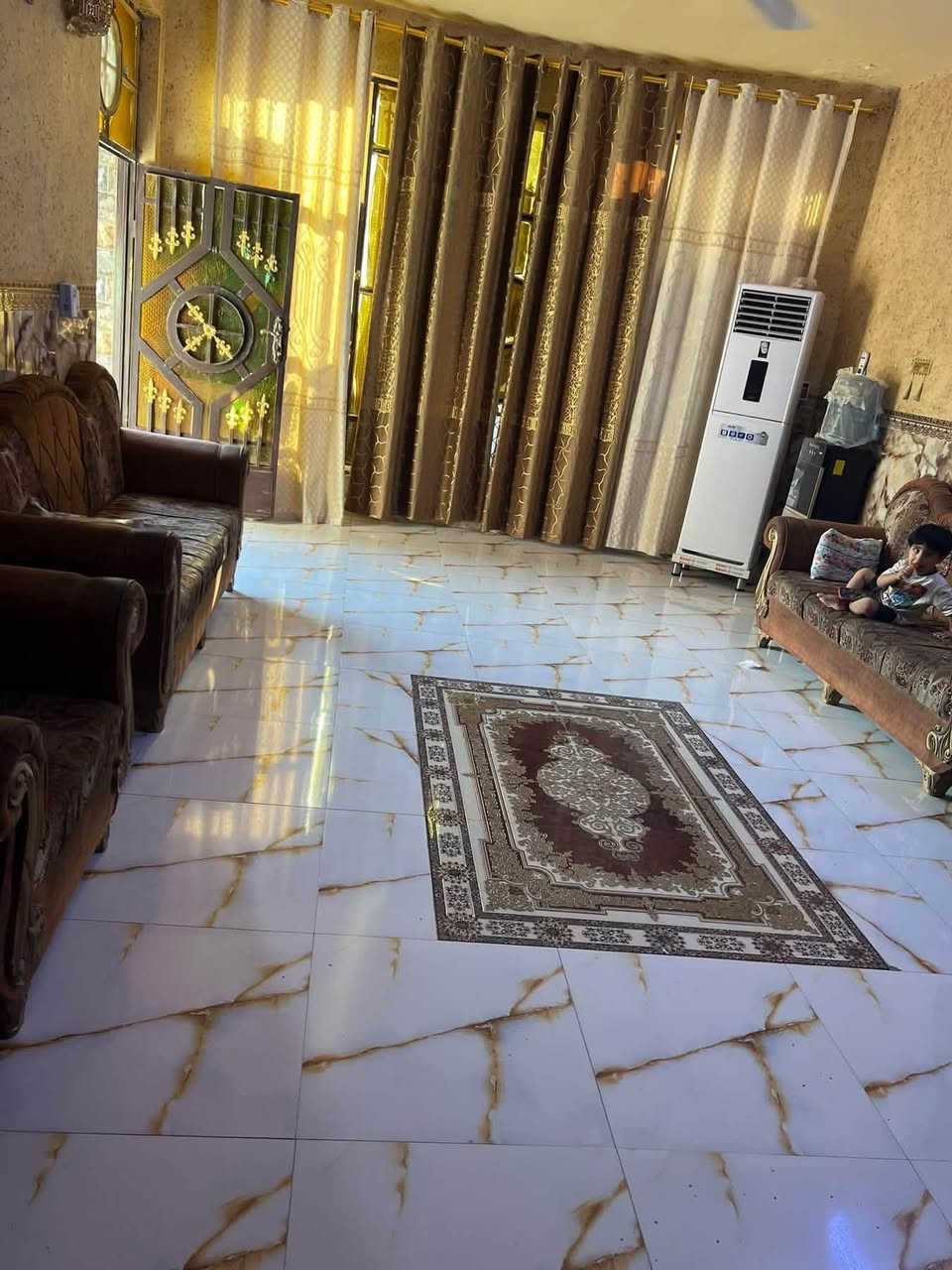 السلام عليكم
دار للبيع بمساحة 200 متر طابو صرف بيت حديث وطابقين يتكون من اربعة غرف وصالة ومطبخ واستقبال الطابق الارضي اما الثاني متكون من غرفتين كاملات وصالة وحمام البيت ما يقارب ال 14 سنه من البناء يعني موقديم الطابق الارضي كامل من كلشي الثاني فقط عوزه تطبيك الصالة فقط العنوان منطقة الالفين  شارع  الشبكة الفرع الي مقابيل حيدر الوكيل 

للاستفسار مراسلة الحساب او الاتصال  على الرقم *********** متوفر واتساب
